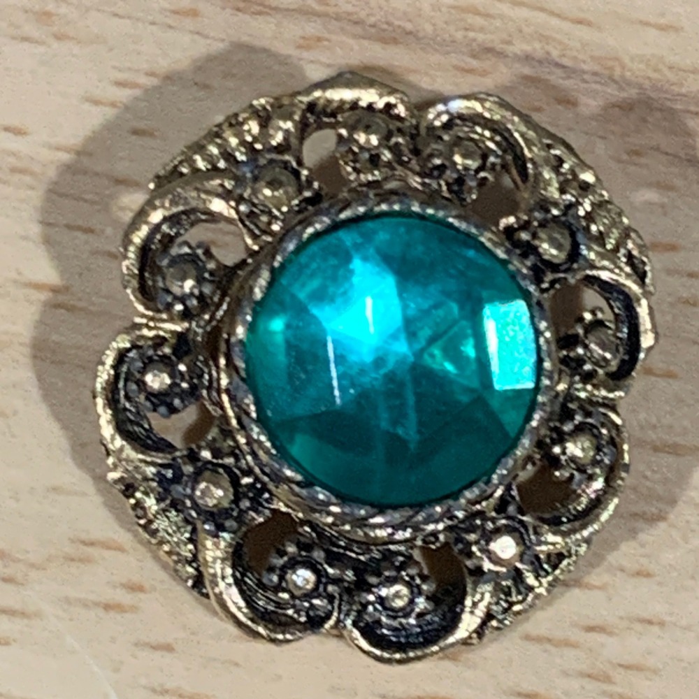 Victorian Brooch Women Faux Emerald Green Crystal Filigree Gold